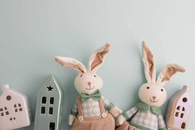 Yeşil arka planda Paskalya tavşanları. Üst görünüm