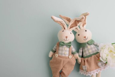 Pastel arka planda Paskalya tavşanları ailesi. Üst görünüm