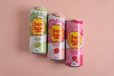 Lviv, Ukrayna - 25 Mart 2025: Demir kutu Chupa Chups: Pembe arka planda çilek, kavun ve ahududu aroması. Üst görünüm