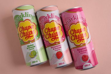 Lviv, Ukrayna - 25 Mart 2025: Demir kutu Chupa Chups: Pembe arka planda çilek, kavun ve ahududu aroması. Üst görünüm