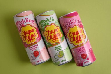 Lviv, Ukrayna - 25 Mart 2025: Demir konserve Chupa Chups: Çilek, kavun ve ahududu aromalı yeşil arka plan. Üst görünüm