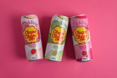 Lviv, Ukrayna - 25 Mart 2025: Demir kutu Chupa Chups: Pembe arka planda çilek, kavun ve ahududu aroması. Üst görünüm