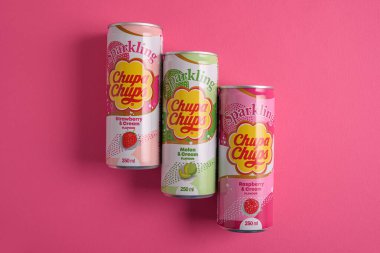 Lviv, Ukrayna - 25 Mart 2025: Demir kutu Chupa Chups: Pembe arka planda çilek, kavun ve ahududu aroması. Üst görünüm