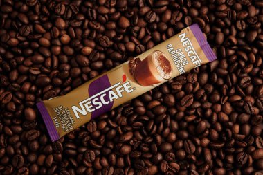 Lviv, Ukrayna - 28 Mart 2025: Nescafe Sachet hazır kahve Choco Cappuccino aromalı kahve çekirdeği. Üst görünüm