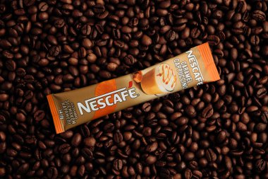 Lviv, Ukrayna - 28 Mart 2025: Nescafe Sachet hazır kahve kahve aromalı kahve çekirdeği aromalı Karamel kapuçino. Üst görünüm
