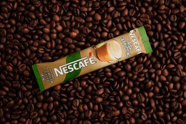 Lviv, Ukrayna - 28 Mart 2025: Nescafe 'nin Sachet' i hazır kahve, kahve çekirdekli İrlanda kapuçinosu. Üst görünüm