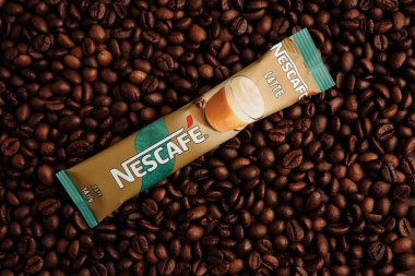 Lviv, Ukrayna - 28 Mart 2025: Nescafe Sachet hazır kahve aromalı kahve çekirdeği. Üst görünüm