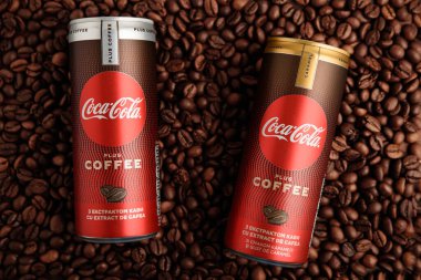 Lviv, Ukrayna - 28 Mart 2025: Demir teneke kutu Coca Cola, kahve ve kahve çekirdekli Coca Cola karamel. Üst görünüm