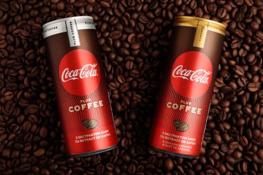 Lviv, Ukrayna - 28 Mart 2025: Demir teneke kutu Coca Cola, kahve ve kahve çekirdekli Coca Cola karamel. Üst görünüm
