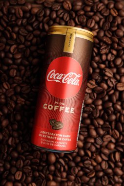 Lviv, Ukrayna - 28 Mart 2025: Demir kutular dolusu Coca Cola ve kahve çekirdekli karamel. Üst görünüm