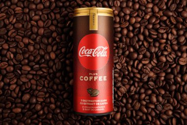 Lviv, Ukrayna - 28 Mart 2025: Demir kutular dolusu Coca Cola ve kahve çekirdekli karamel. Üst görünüm