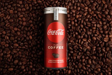 Lviv, Ukrayna - 28 Mart 2025: Demir teneke kutu Coca Cola artı kahve çekirdekli kahve. Üst görünüm
