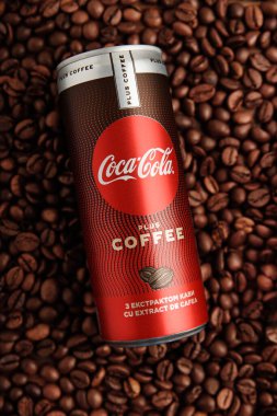 Lviv, Ukrayna - 28 Mart 2025: Demir teneke kutu Coca Cola artı kahve çekirdekli kahve. Üst görünüm