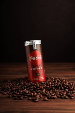 Lviv, Ukrayna - 28 Mart 2025: Demir teneke kutu Coca Cola artı kahve çekirdekli kahve. Ön görünüm