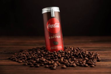 Lviv, Ukrayna - 28 Mart 2025: Demir teneke kutu Coca Cola artı kahve çekirdekli kahve. Ön görünüm