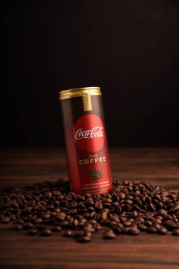 Lviv, Ukrayna - 28 Mart 2025: Demir kutular dolusu Coca Cola ve kahve çekirdekli karamel. Ön görünüm