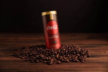 Lviv, Ukrayna - 28 Mart 2025: Demir kutular dolusu Coca Cola ve kahve çekirdekli karamel. Ön görünüm