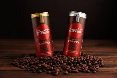 Lviv, Ukrayna - 28 Mart 2025: Demir teneke kutu Coca Cola, kahve ve kahve çekirdekli Coca Cola karamel. Ön görünüm