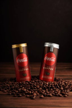 Lviv, Ukrayna - 28 Mart 2025: Demir teneke kutu Coca Cola, kahve ve kahve çekirdekli Coca Cola karamel. Ön görünüm