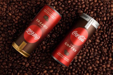 Lviv, Ukrayna - 28 Mart 2025: Demir teneke kutu Coca Cola, kahve ve kahve çekirdekli Coca Cola karamel. Üst görünüm