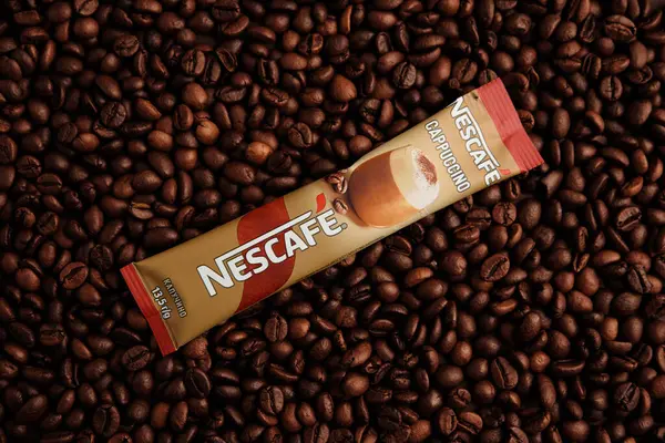 Lviv, Ukrayna - 28 Mart 2025: Nescafe Sachet hazır kahve kapuçino aromalı kahve çekirdeği. Üst görünüm