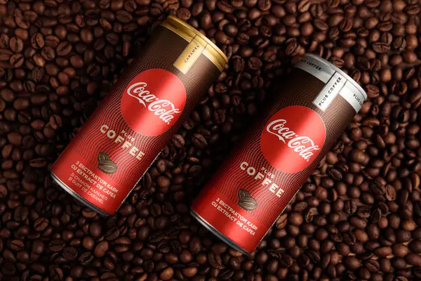 Lviv, Ukrayna - 28 Mart 2025: Demir teneke kutu Coca Cola, kahve ve kahve çekirdekli Coca Cola karamel. Üst görünüm
