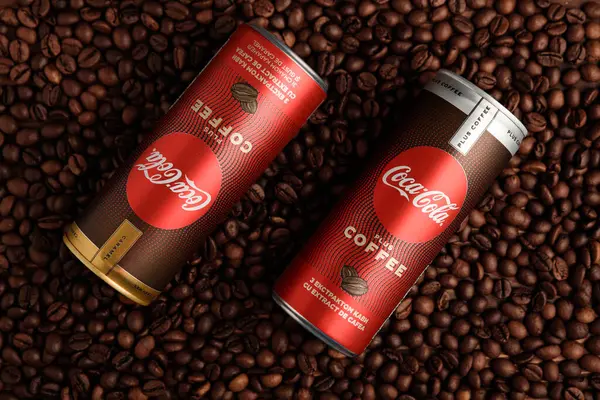 Lviv, Ukrayna - 28 Mart 2025: Demir teneke kutu Coca Cola, kahve ve kahve çekirdekli Coca Cola karamel. Üst görünüm