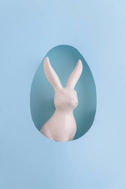 Paskalya tavşanı yeşil arka plandaki yumurta şeklindeki delikten görülebiliyor. Üst görünüm