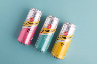 Lviv, Ukrayna - 6 Nisan 2025: Demir kutu Schweppes farklı aromalar: pembe tonik, acı limon, Hint toniği. Üst görünüm