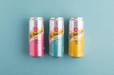 Lviv, Ukrayna - 6 Nisan 2025: Demir kutu Schweppes farklı aromalar: pembe tonik, acı limon, Hint toniği. Üst görünüm