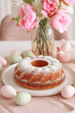 Geleneksel paskalya pastaları ve beyaz ahşap masa kreması.