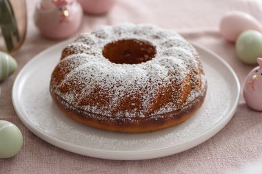 Geleneksel paskalya pastaları ve beyaz ahşap masa kreması.