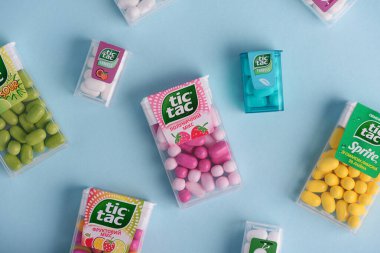 Lviv, Ukrayna - 1 Nisan 2025: Nane, sprit, limon, elma, meyve karışımı, çilek karışımı ve seyahat Tic Tac. Üst görünüm