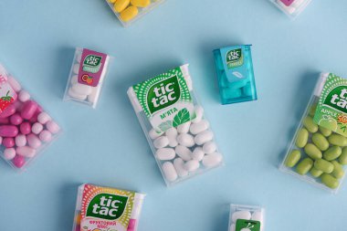 Lviv, Ukrayna - 1 Nisan 2025: Nane, sprit, limon, elma, meyve karışımı, çilek karışımı ve seyahat Tic Tac. Üst görünüm