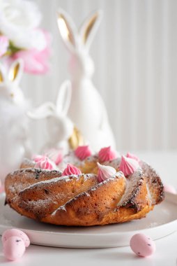 Geleneksel Paskalya pastaları, beyaz ahşap masa üzerinde süslemeli şekerler.