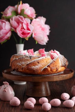 Geleneksel Paskalya pastaları. Koyu ahşap masa üzerinde süslemeli şekerler.