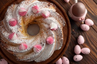Geleneksel Paskalya pastaları. Koyu ahşap masa üzerinde süslemeli şekerler.