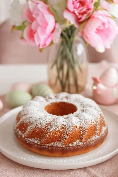 Geleneksel paskalya pastaları ve beyaz ahşap masa kreması.