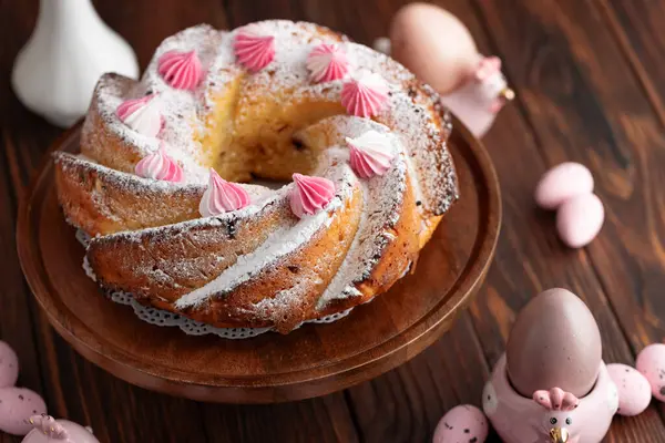 Geleneksel Paskalya pastaları. Koyu ahşap masa üzerinde süslemeli şekerler.