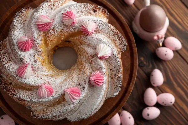 Geleneksel Paskalya pastaları. Koyu ahşap masa üzerinde süslemeli şekerler.