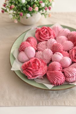 Gül ve kalp şekline göre lokum. Sevgililer Günü kutlaması