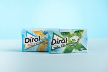 Lviv, Ukrayna - 1 Nisan 2025: Farklı aromalı Dirol sakızları: nane ve vanilya