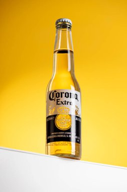 Lviv, Ukrayna - 22 Nisan 2025: Podyumda Meksika Corona Ekstra bira şişesi