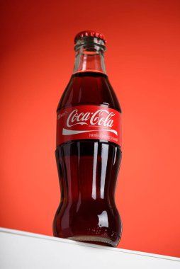 Lviv, Ukrayna - 22 Nisan 2025: Podyumda Coca Cola cam şişe