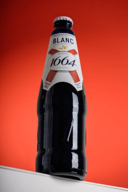 Lviv, Ukrayna - 22 Nisan 2025: Podyumda Kronenbourg Blanc 1664 bira şişesi