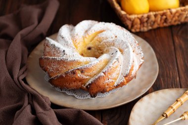 Tahta masada limonlu kek pudralı şeker.