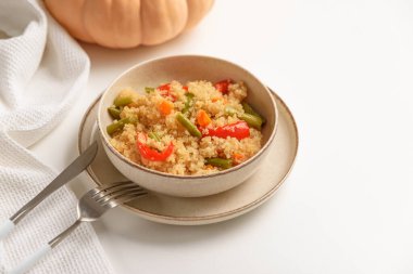 Beyaz ahşap masada kinoa sebze salatası. Vejetaryen ve diyet yemekleri