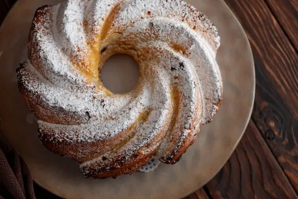 Tahta masada limonlu kek pudralı şeker.