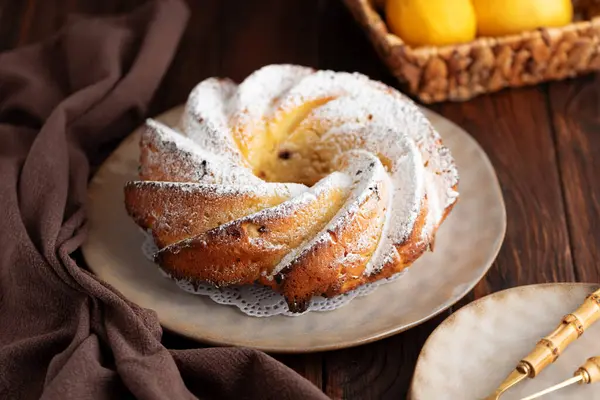 Tahta masada limonlu kek pudralı şeker.