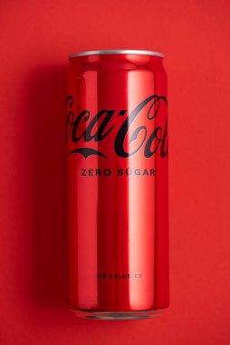 Lviv, Ukrayna - 05 Mayıs 2025: Demir kutu kırmızı zemin üzerinde Coca Cola sıfır şeker. Üst görünüm